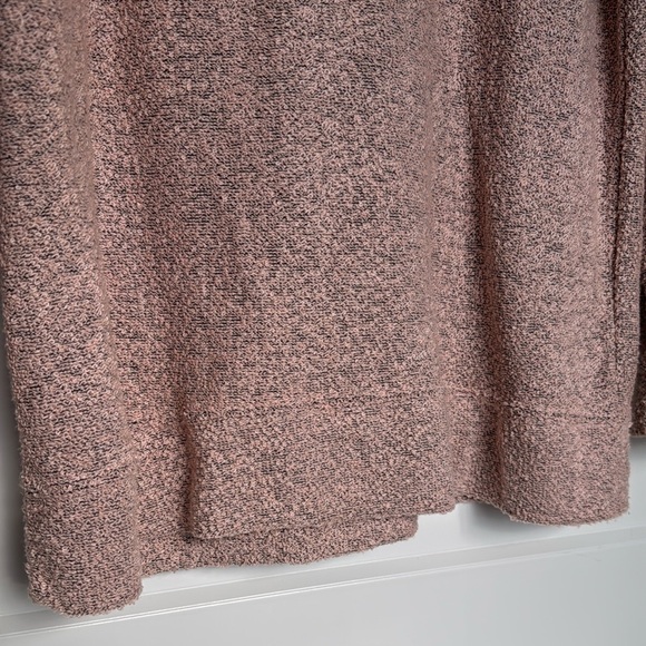 Buc-ee's Sweater Boucle Dusty Rose
Loop Black Background Burgundy - size small - Picture 9 of 9